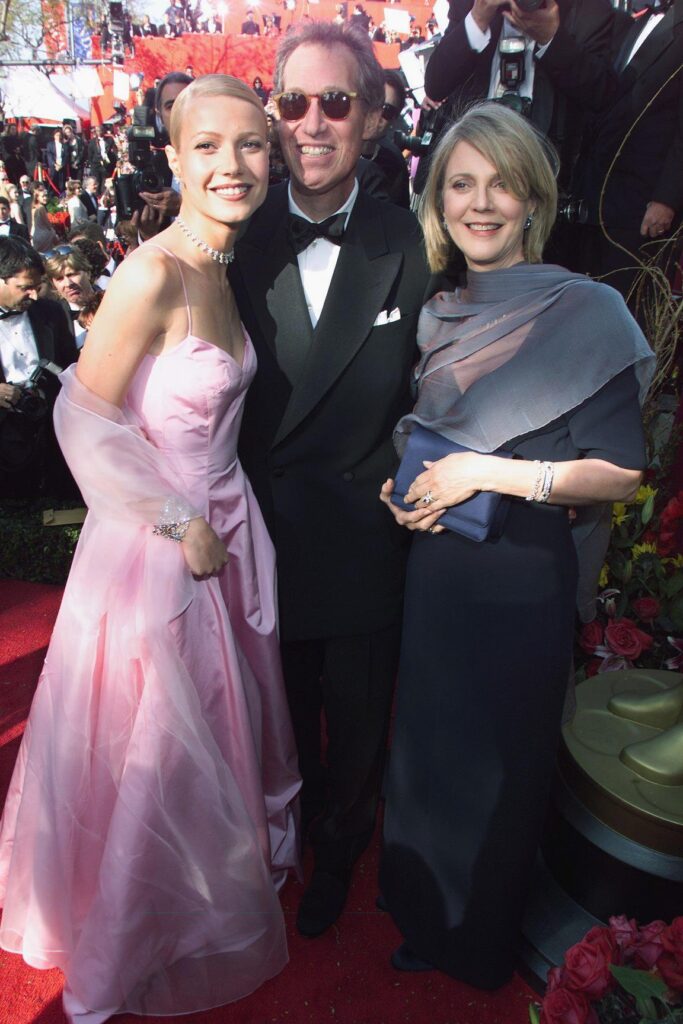 Gwyneth Paltrow (L) in pink gown with her parents at 1999 Oscars